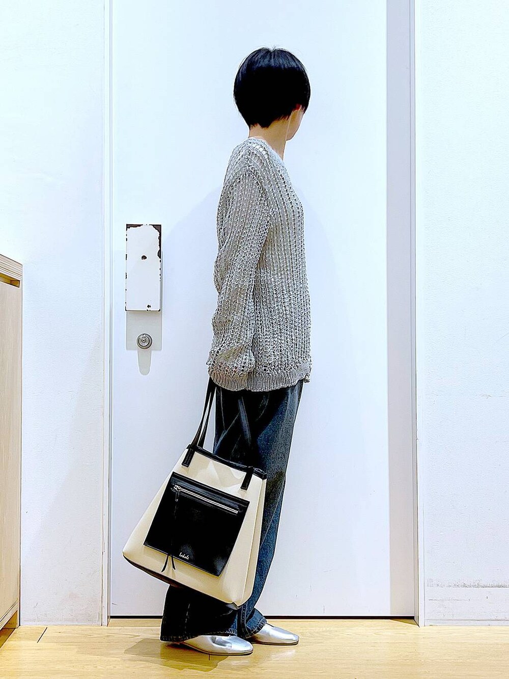 ブルー系のデニムパンツ、ホワイト系のトートバッグ、シルバー系のパンプスを着用したレディースの春コーディネートの4枚目の写真