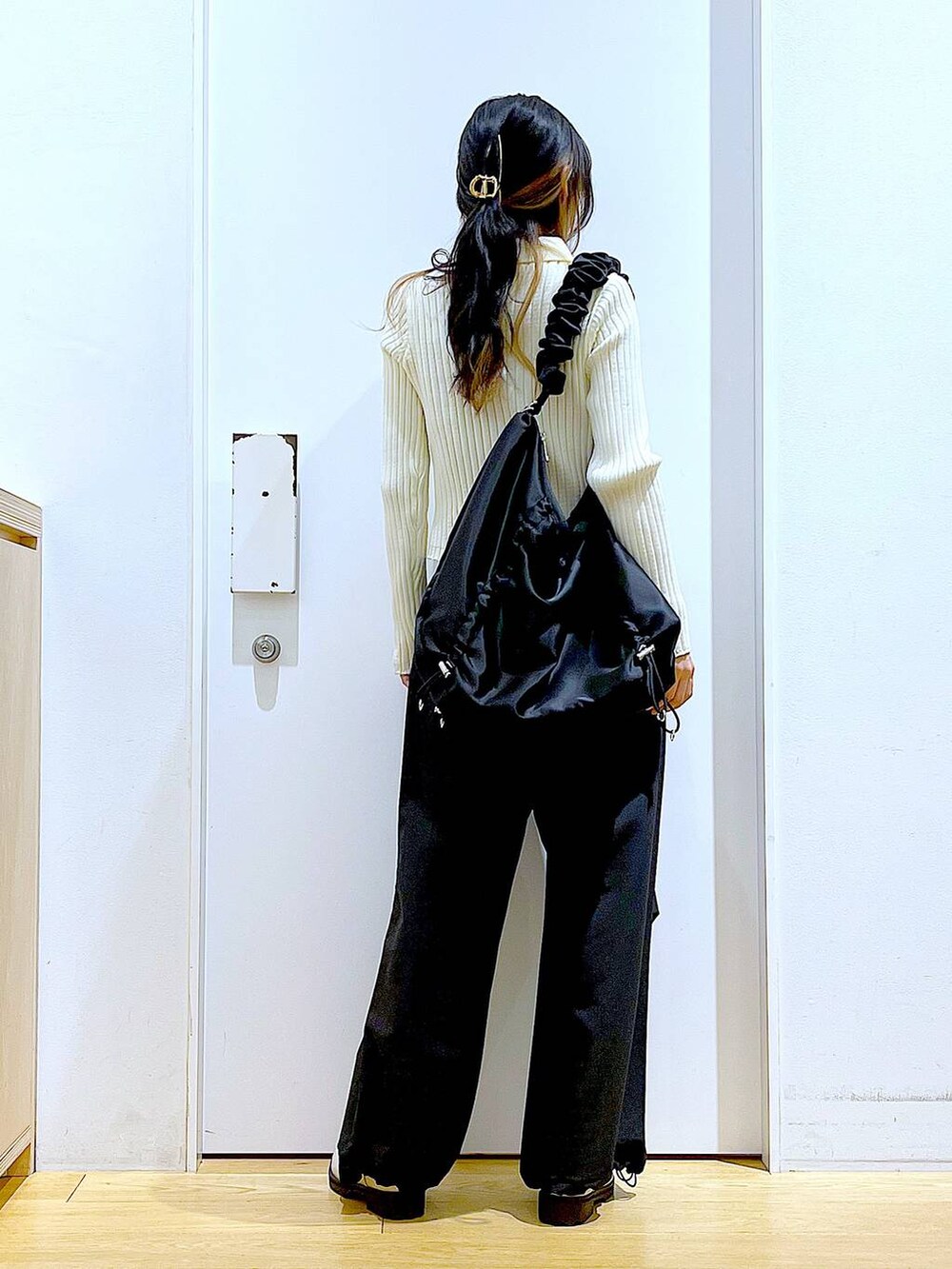 ブラック系のその他パンツ、ベージュ系のカーディガン/ボレロ、ベージュ系のブーツを着用したレディースの春コーディネートの5枚目の写真