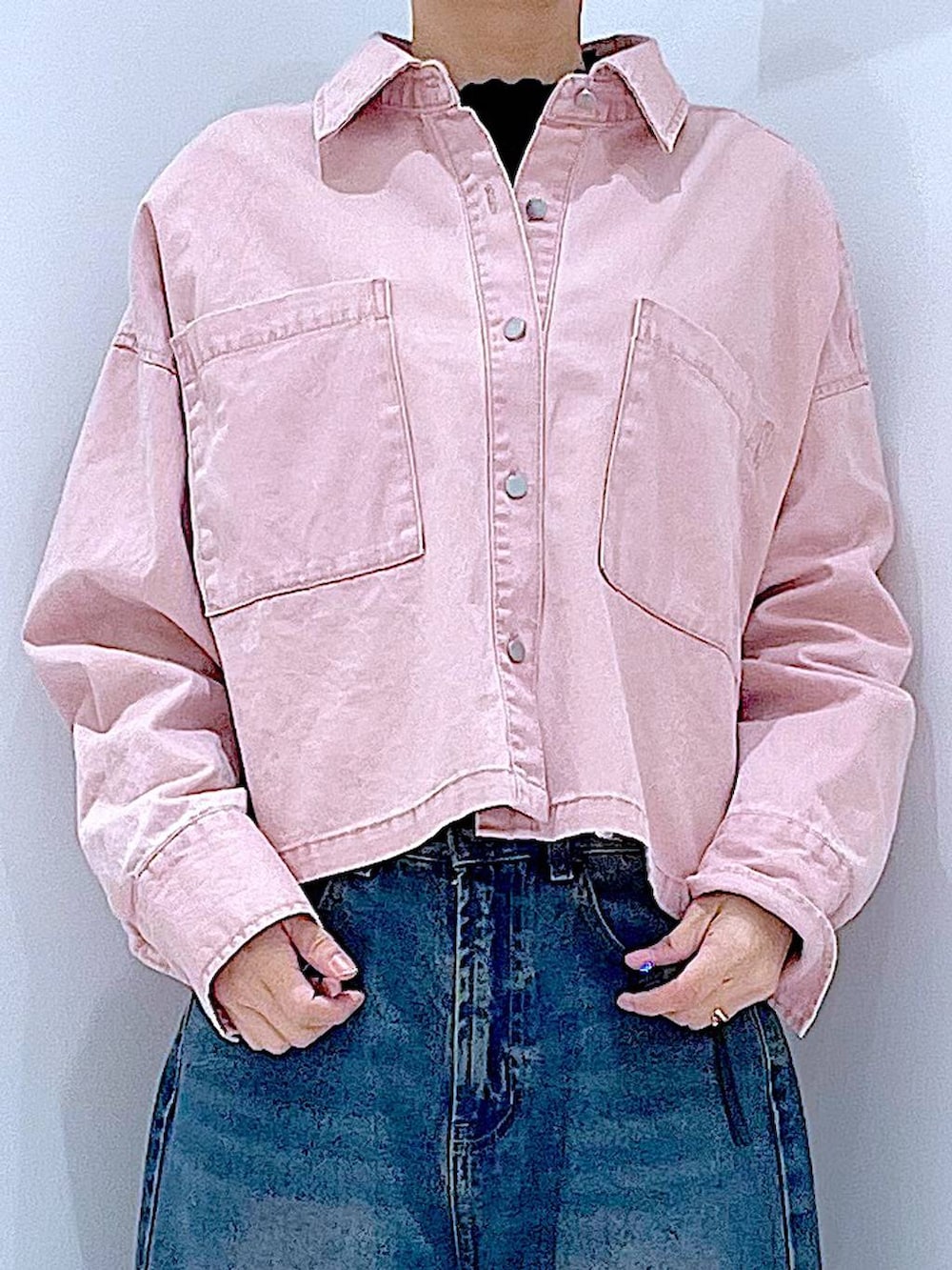 ブルー系のデニムパンツ、ピンク系のシャツ/ブラウス、ブラック系のショルダーバッグを着用したレディースの冬コーディネートの7枚目の写真