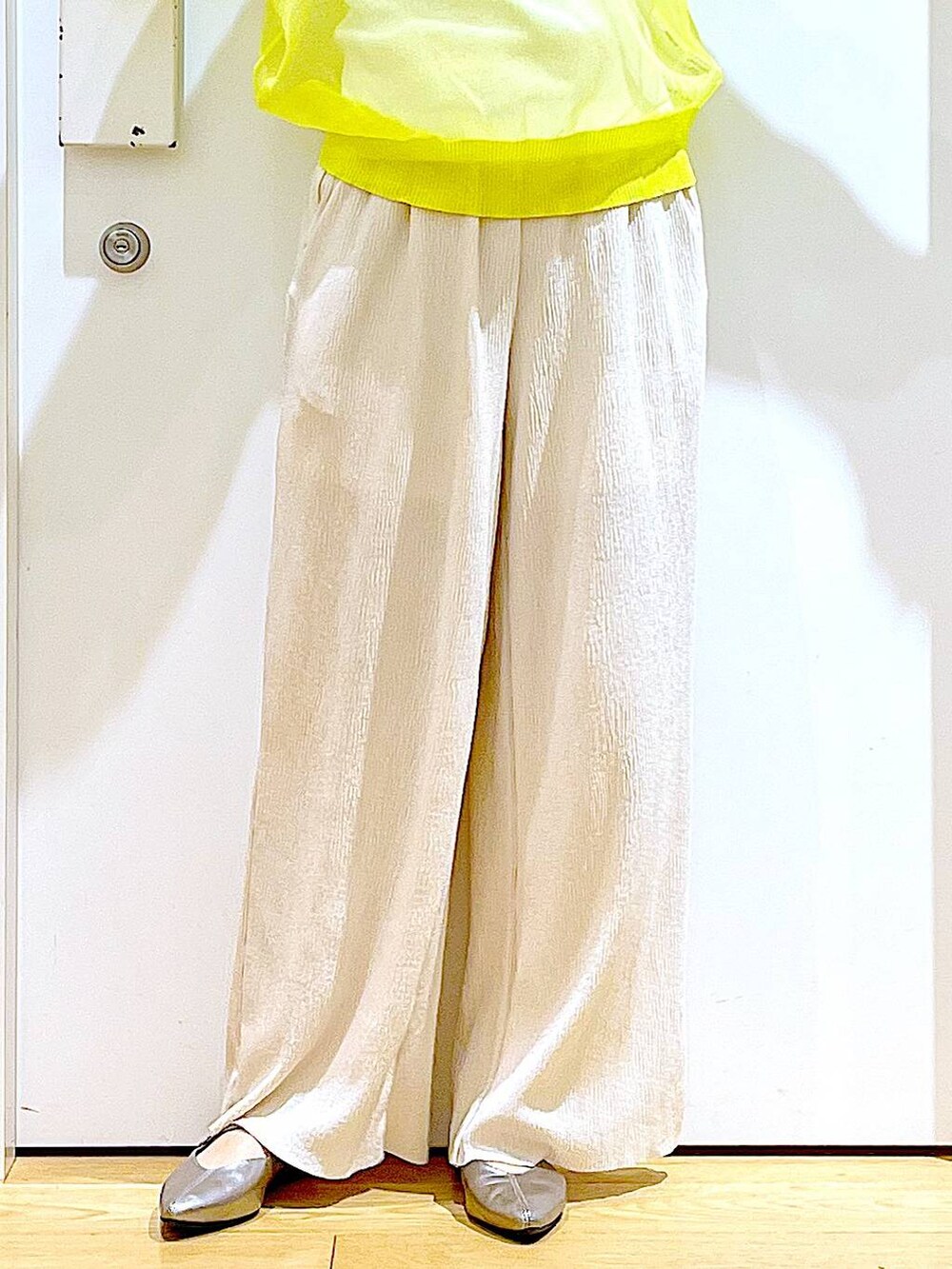 イエロー系のニット/セーター、ホワイト系のその他パンツ、ホワイト系のニット/セーターを着用したレディースの夏コーディネートの8枚目の写真