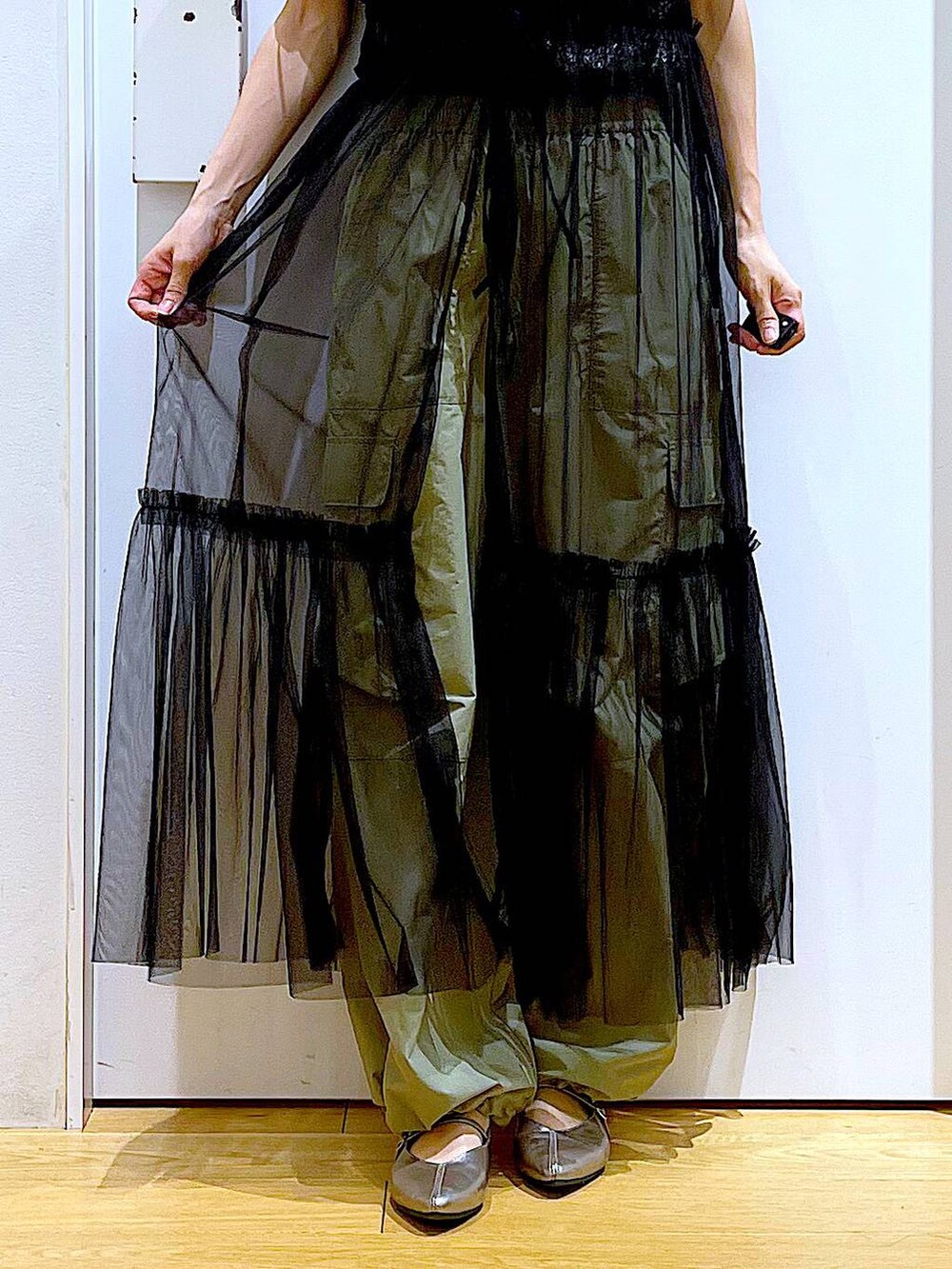 ブラック系のワンピース、グリーン系のカーゴパンツ、その他のパンプスを着用したレディースの夏コーディネートの8枚目の写真