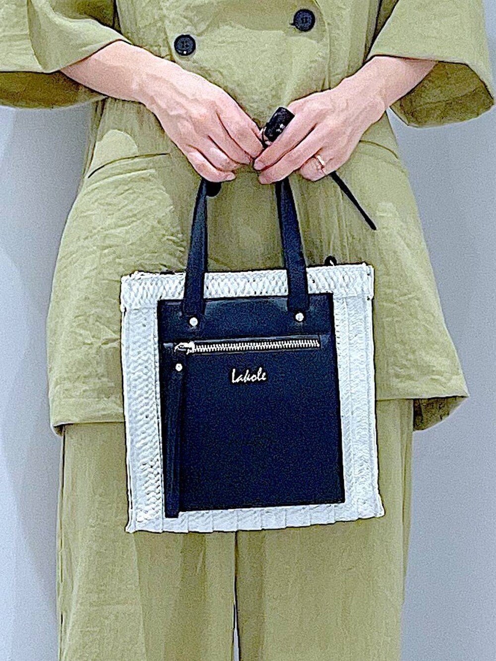 ホワイト系のショルダーバッグ、ブラック系のサンダル、グリーン系のテーラードジャケットを着用したレディースの夏コーディネートの9枚目の写真