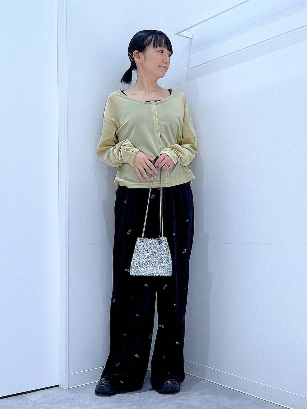 シルバー系のショルダーバッグ、ブラック系のローファー、イエロー系のTシャツ/カットソーを着用したレディースの秋コーディネートの2枚目の写真