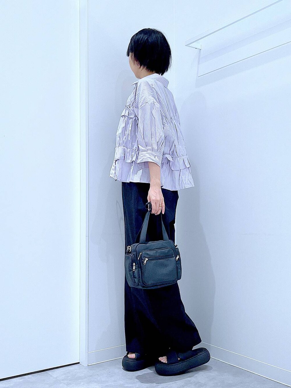 ブラック系のサンダル、ブラック系のその他パンツ、パープル系のシャツ/ブラウスを着用したレディースの夏コーディネートの3枚目の写真