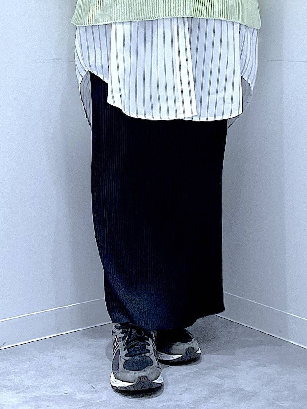 ブラック系のショルダーバッグ、ホワイト系のシャツ/ブラウス、グリーン系のニット/セーターを着用したレディースの春コーディネートの8枚目の写真