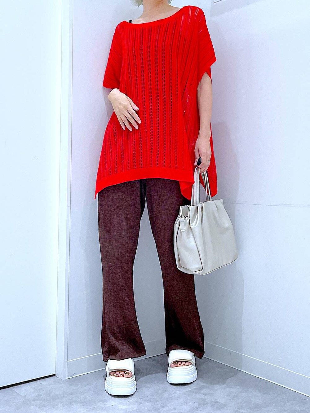 ブラウン系のその他パンツ、ホワイト系のサンダル、ホワイト系のハンドバッグを着用したレディースの夏コーディネートの6枚目の写真
