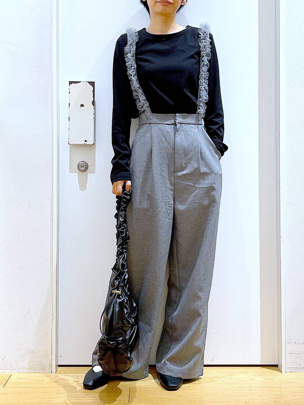 ブラック系のパンプス、ブラック系のTシャツ/カットソー、グレー系のその他パンツを着用したレディースの夏コーディネートの6枚目の写真