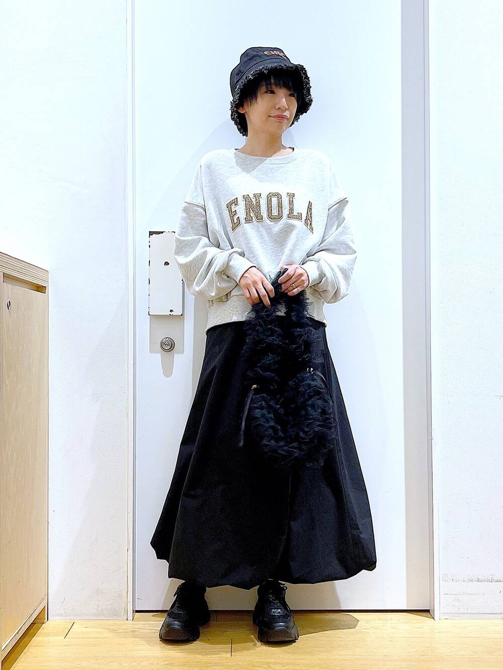 「リラックス、若見え、ゆったり、休日コーデ、骨格ウェーブ、LAKOLE、スウェット、カジュアルコーデ、春コーデ、シンプルコーデ、スカート、バケットハット、ショルダーバッグ、スニーカー、楽ちんコーデ」｜「LAKOLEのフリンジデニムハット / 250405（ハット、ブラック系）」を使った、あおき@LAKOLE海老名さん（レディース・156cm）の春コーディネートの2枚目の写真
