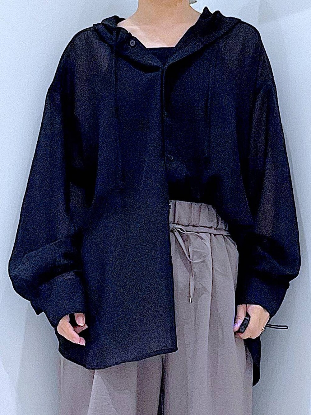 ブラック系のトートバッグ、ホワイト系のサンダル、ブラウン系のその他パンツを着用したレディースの夏コーディネートの7枚目の写真