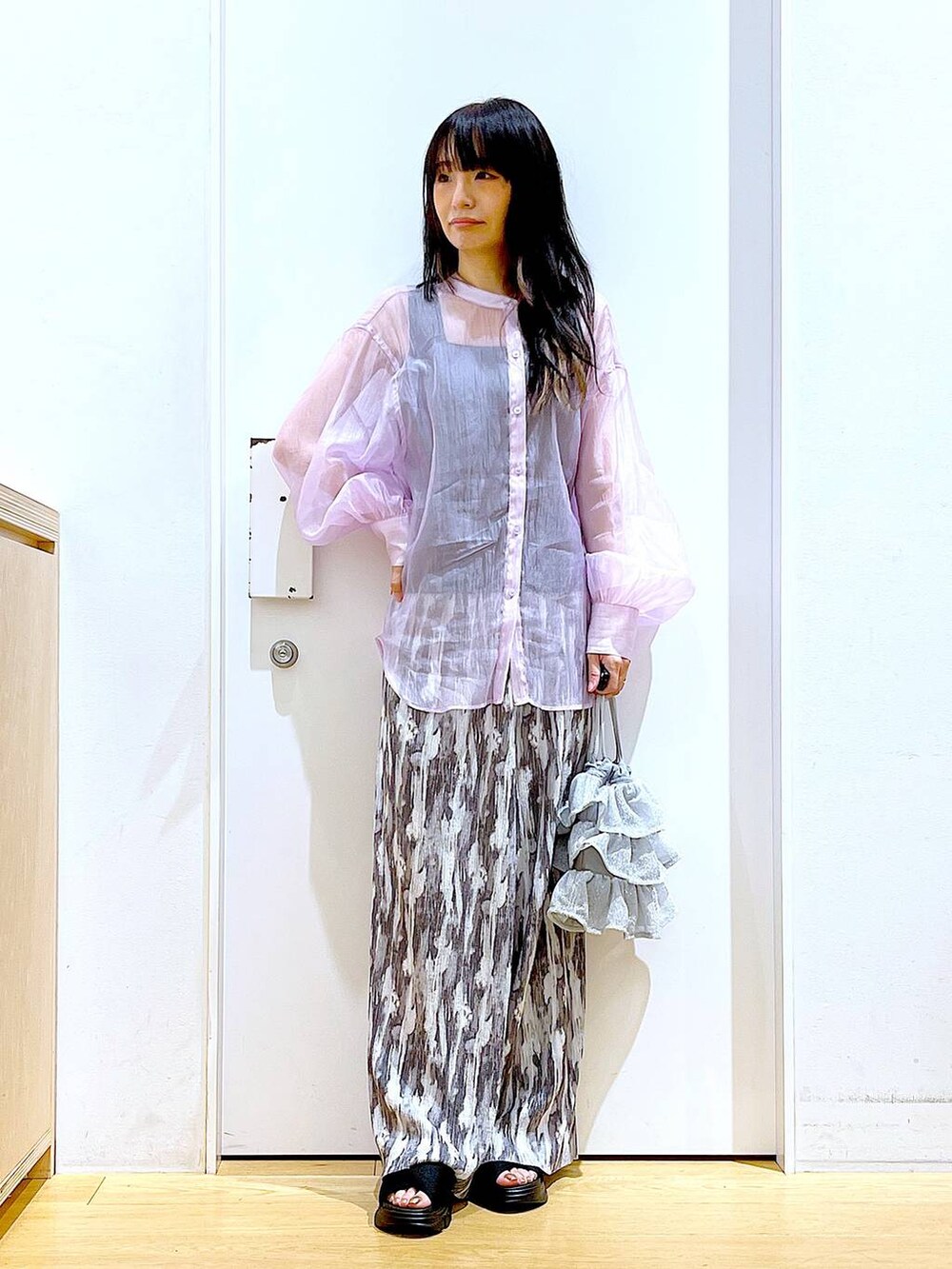 シルバー系のショルダーバッグ、パープル系のシャツ/ブラウス、ブラック系のサンダルを着用したレディースの夏コーディネートの2枚目の写真