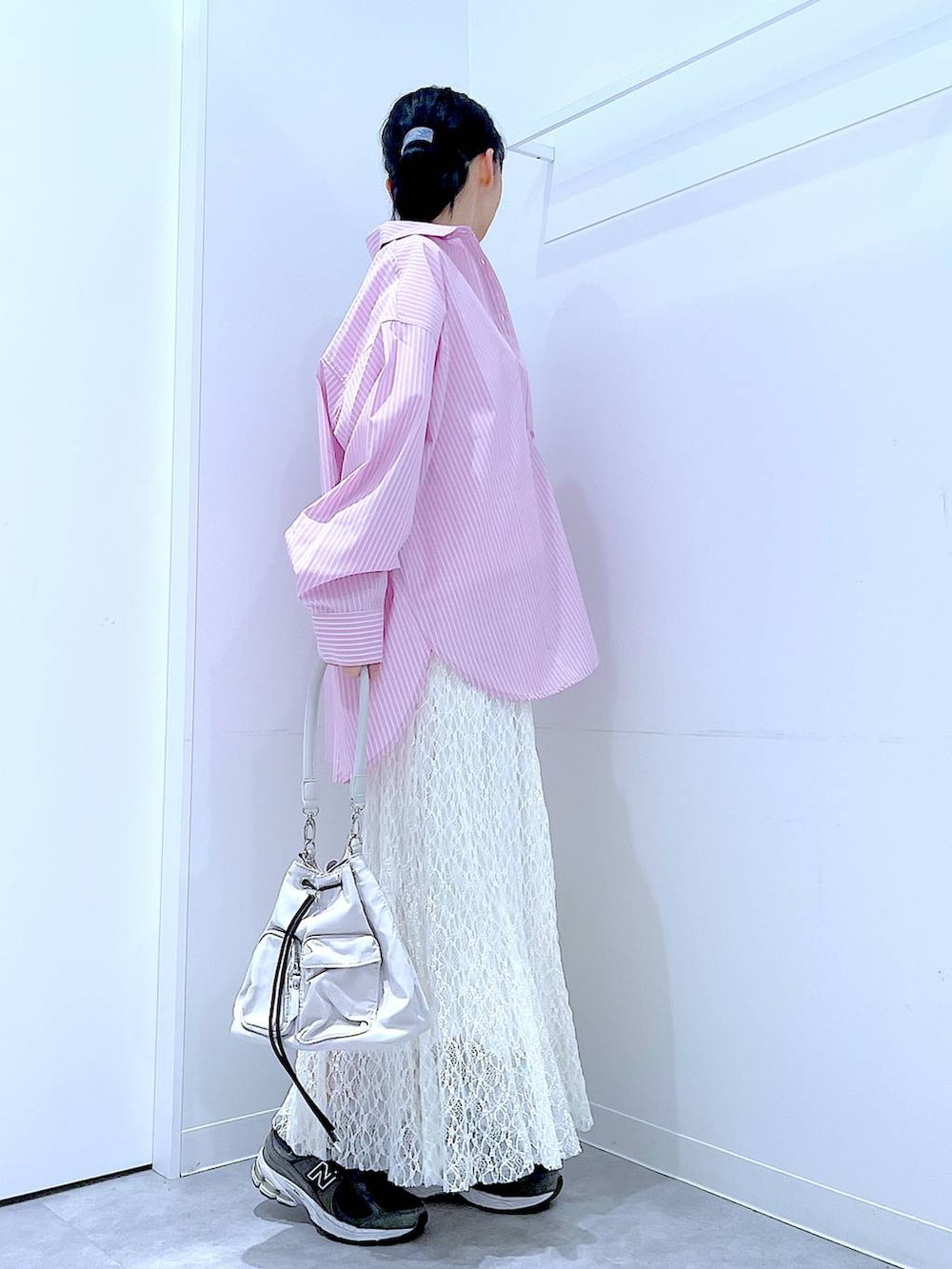 ピンク系のシャツ/ブラウス、ホワイト系のショルダーバッグ、ホワイト系のTシャツ/カットソーを着用したレディースの春コーディネートの4枚目の写真