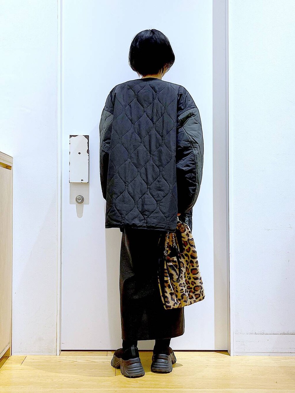 ブラック系のスカート、その他のショルダーバッグ、ブラウン系のTシャツ/カットソーを着用したレディースの秋コーディネートの4枚目の写真