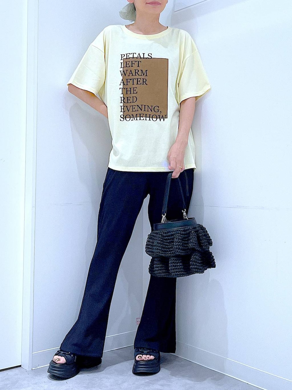イエロー系のTシャツ/カットソー、ブラック系のその他パンツ、ブラック系のショルダーバッグを着用したレディースの夏コーディネートの6枚目の写真