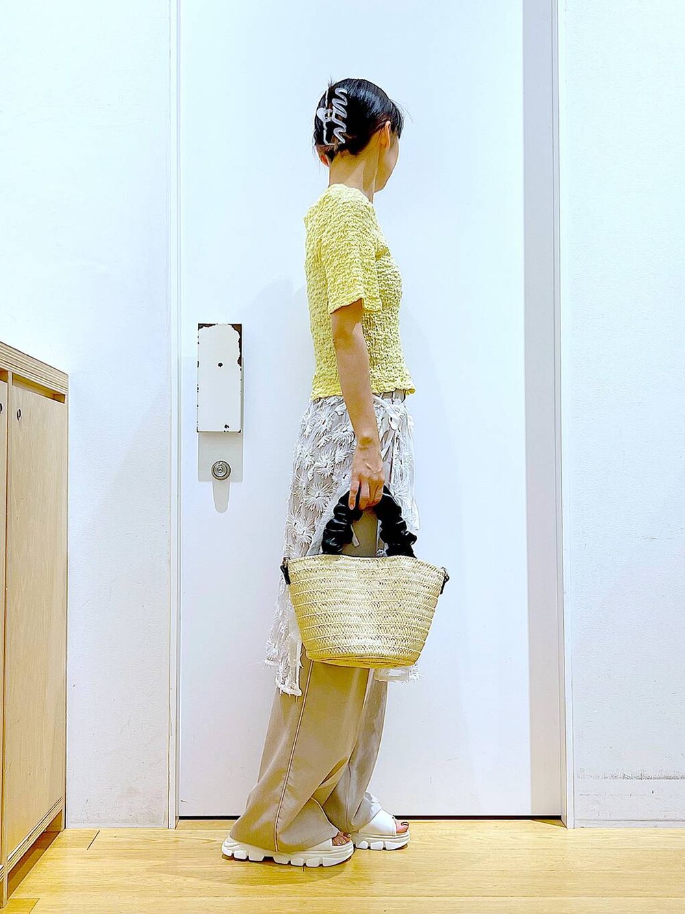 ホワイト系のサンダル、ホワイト系のショルダーバッグ、ホワイト系のスカートを着用したレディースの夏コーディネートの4枚目の写真