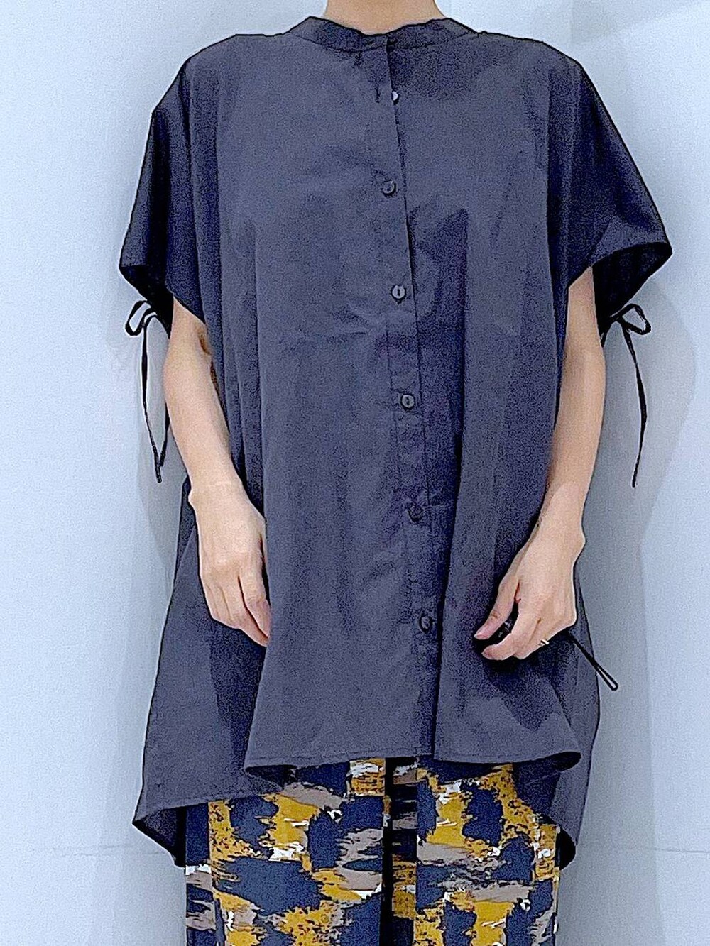 グレー系のその他パンツ、ブラック系のショルダーバッグ、ホワイト系のサンダルを着用したレディースの夏コーディネートの7枚目の写真