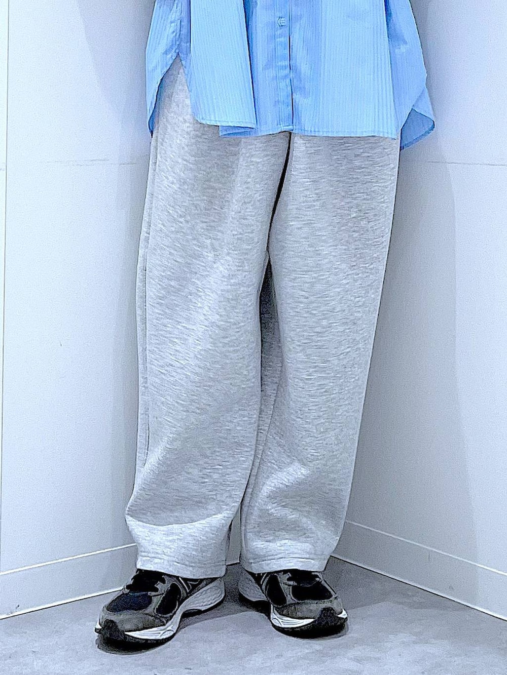 ブルー系のシャツ/ブラウス、ホワイト系のショルダーバッグ、グレー系のベストを着用したレディースの春コーディネートの8枚目の写真