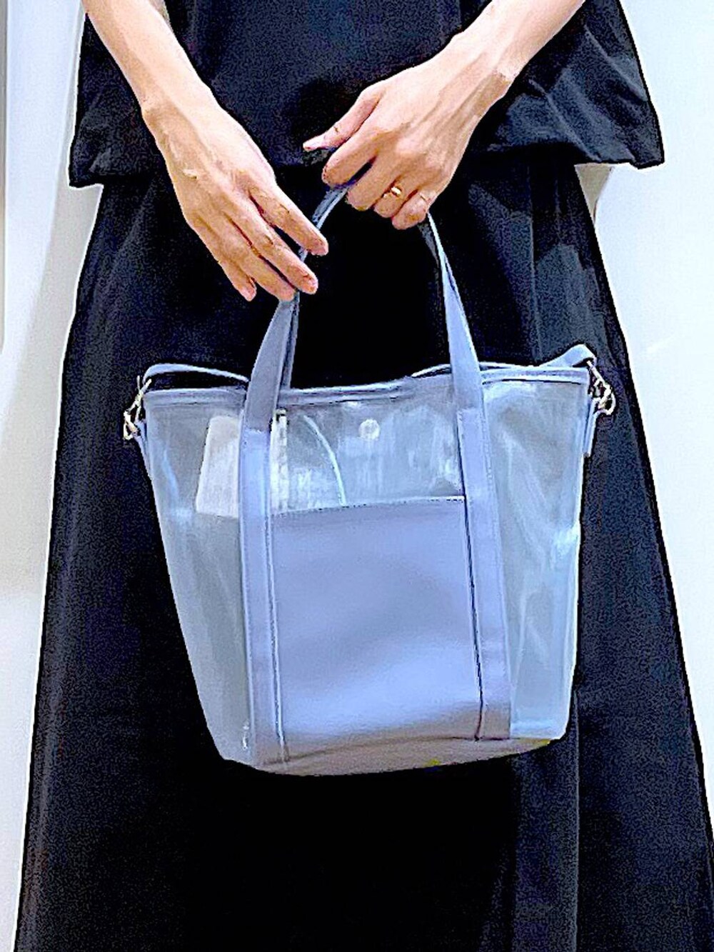 ブラック系のサンダル、ブラック系のTシャツ/カットソー、ブラック系のスカートを着用したレディースの夏コーディネートの9枚目の写真