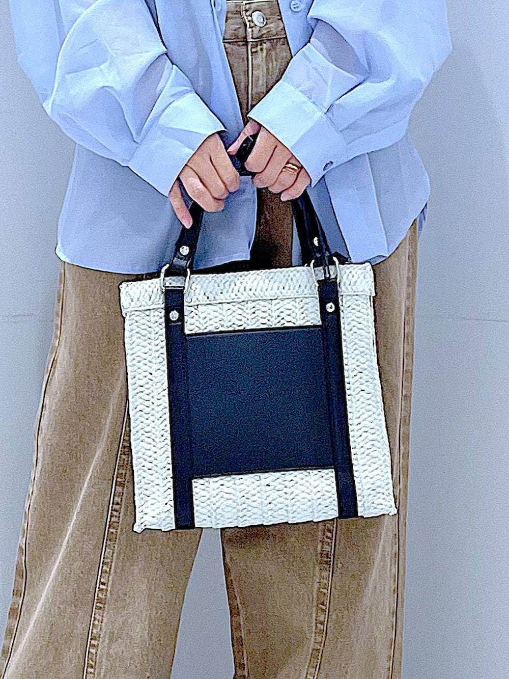 ホワイト系のショルダーバッグ、ホワイト系のサンダル、ブルー系のシャツ/ブラウスを着用したレディースの夏コーディネートの9枚目の写真