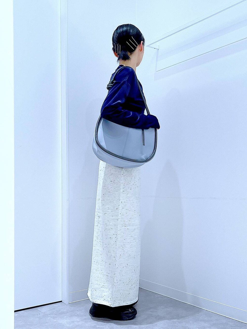 ブラック系のローファー、ブルー系のTシャツ/カットソー、グレー系のショルダーバッグを着用したレディースの秋コーディネートの4枚目の写真