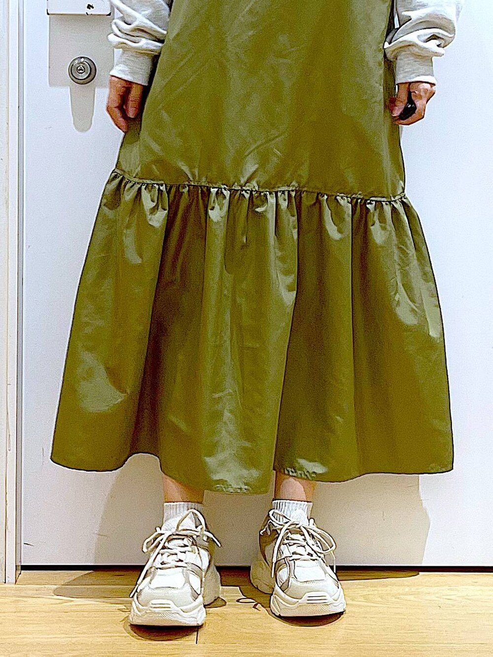 ベージュ系のスウェット、ベージュ系のスニーカー、シルバー系のショルダーバッグを着用したレディースの春コーディネートの8枚目の写真