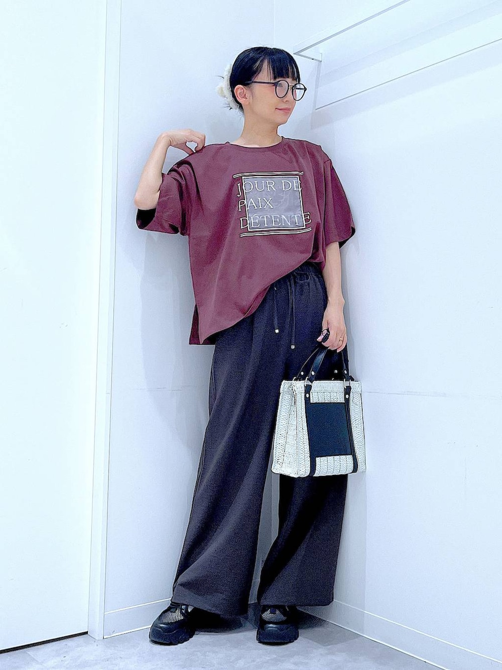 グレー系のその他パンツ、ブラック系のスニーカー、ホワイト系のショルダーバッグを着用したレディースの春コーディネートの2枚目の写真