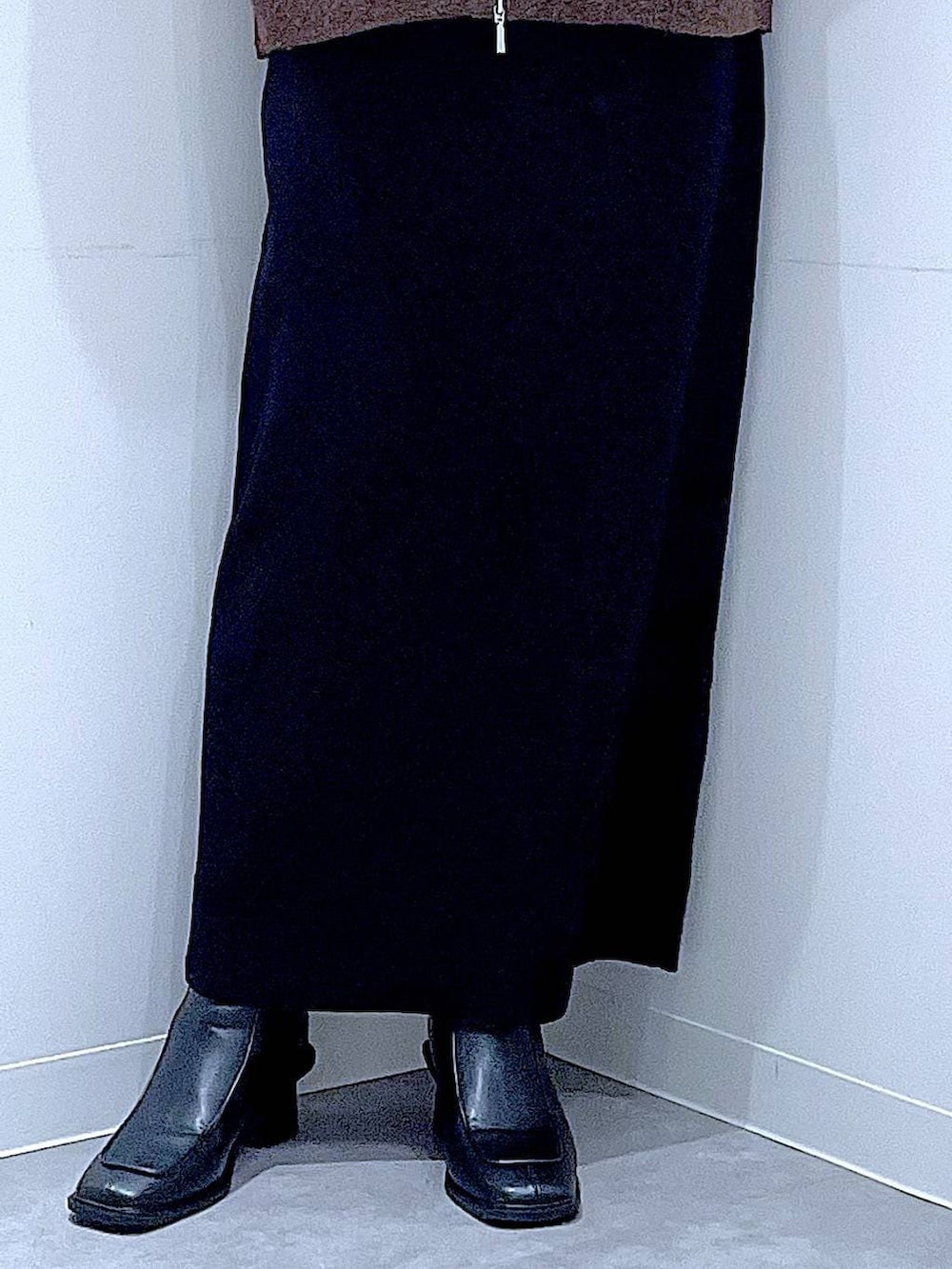 ブラウン系のブルゾン、ブラック系のブーツ、レッド系のショルダーバッグを着用したレディースの秋コーディネートの8枚目の写真