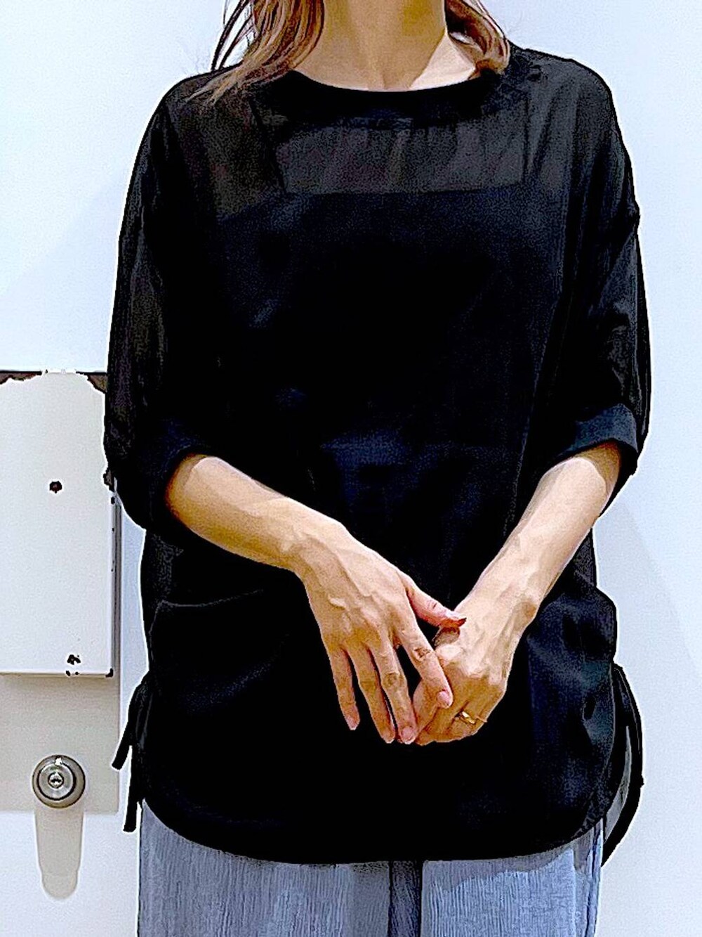 ブラック系のサンダル、ブルー系のその他パンツ、ブラック系のショルダーバッグを着用したレディースの夏コーディネートの7枚目の写真