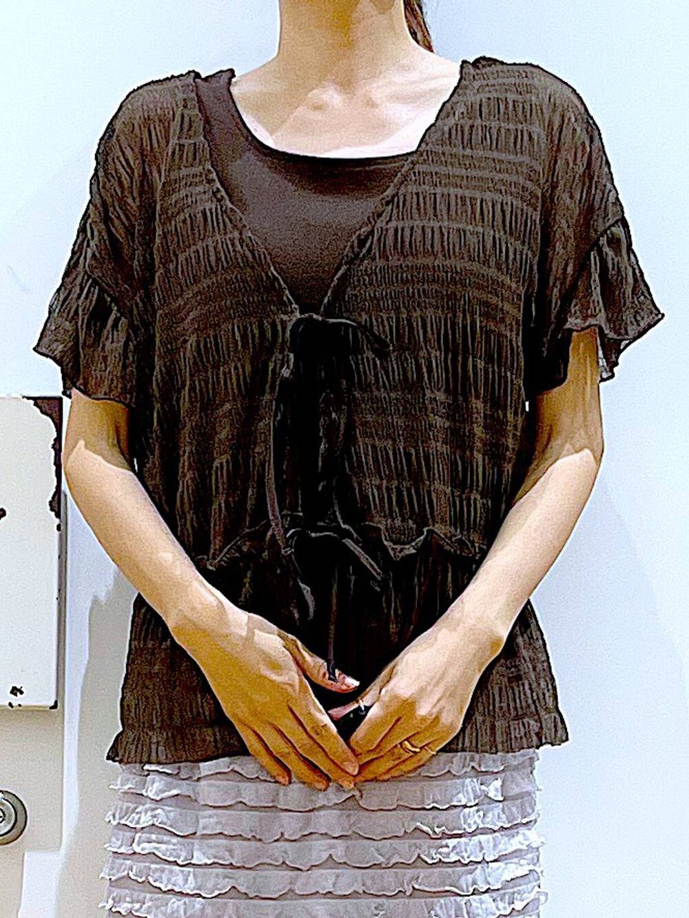 ブラック系のサンダル、グレー系のショルダーバッグ、グレー系のスカートを着用したレディースの秋コーディネートの7枚目の写真