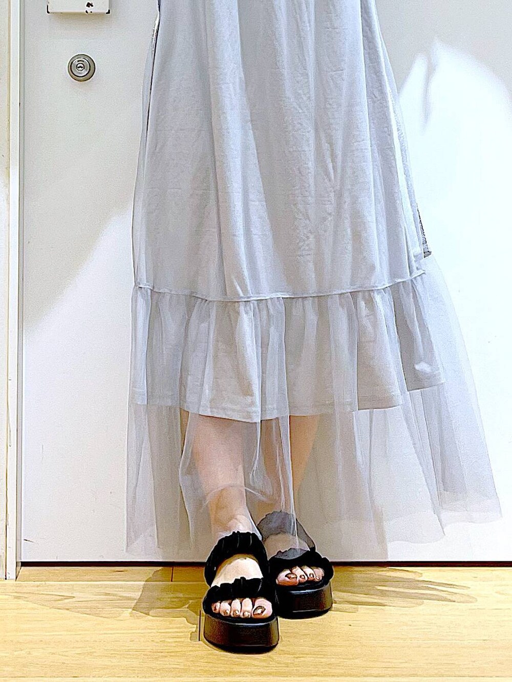 ブラック系のサンダル、ブラック系のショルダーバッグ、ブルー系のシャツ/ブラウスを着用したレディースの夏コーディネートの8枚目の写真