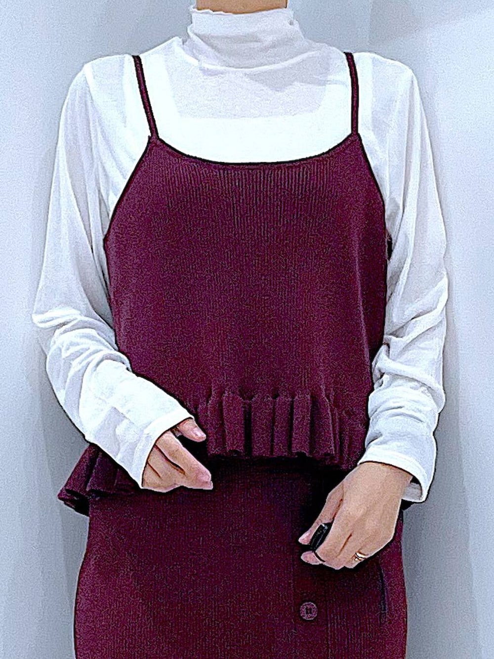 ブラック系のブーツ、ホワイト系のTシャツ/カットソー、ブラウン系のキャミソールを着用したレディースの秋コーディネートの7枚目の写真