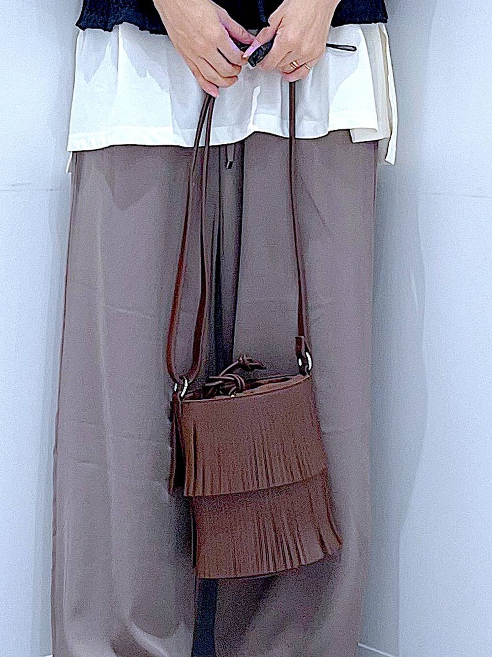 ブラック系のローファー、ブラウン系のショルダーバッグ、ブラウン系のその他パンツを着用したレディースの秋コーディネートの9枚目の写真