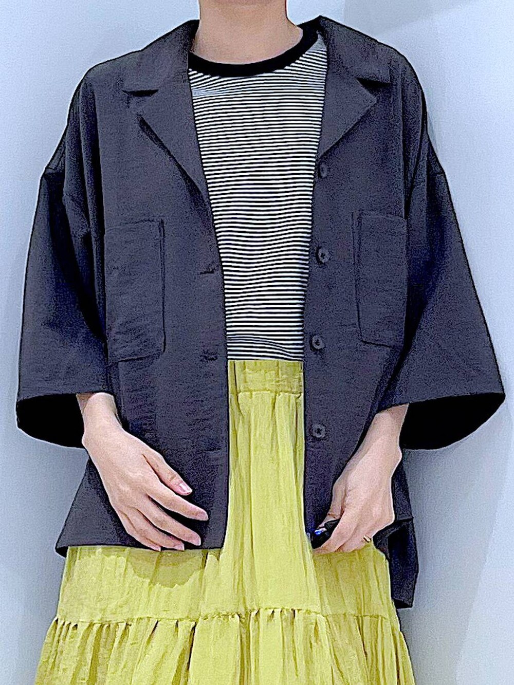 ブラック系のショルダーバッグ、その他のTシャツ/カットソー、ブラック系のサンダルを着用したレディースの夏コーディネートの7枚目の写真