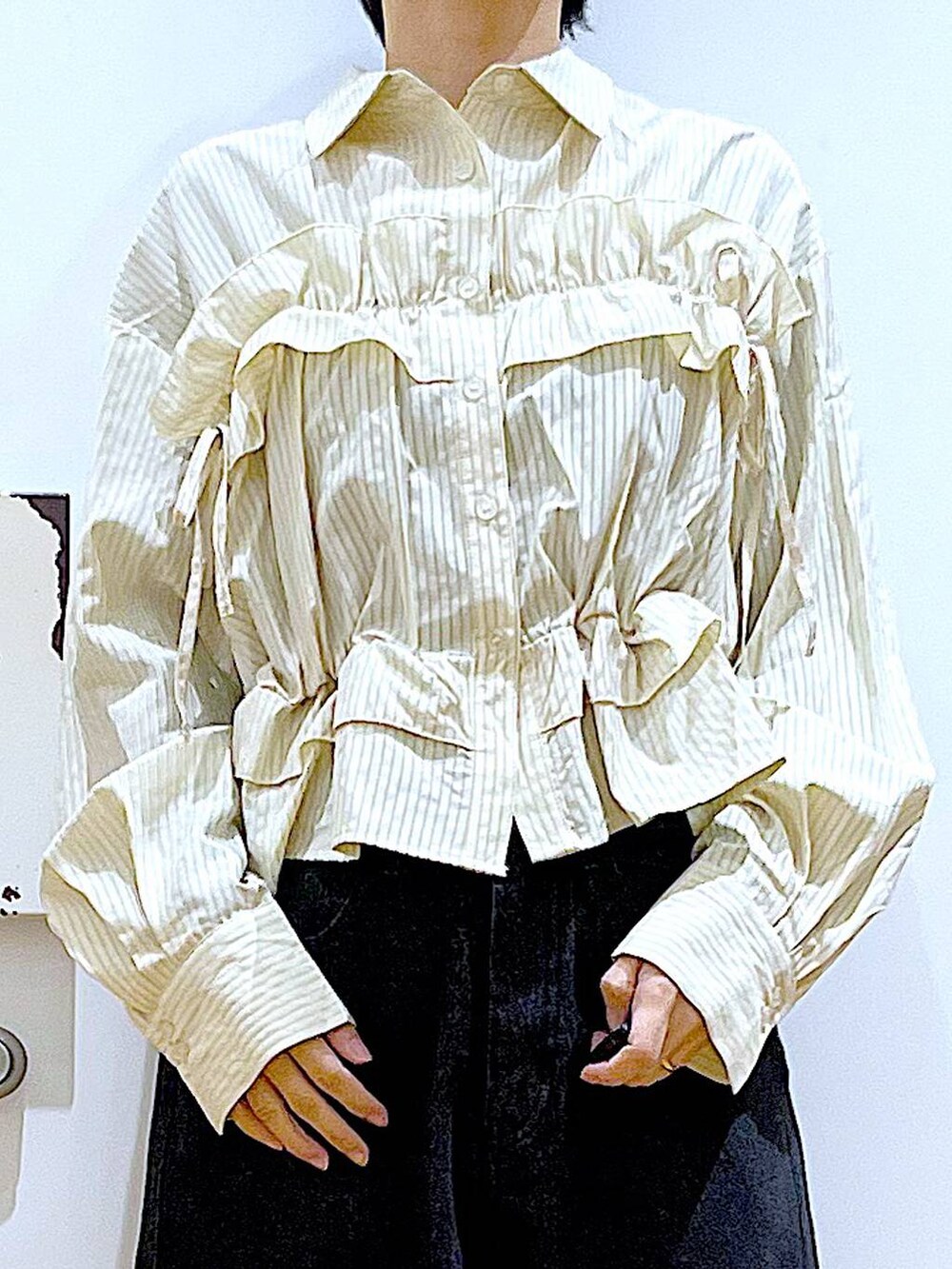 「リラックス、若見え、ゆったり、休日コーデ、骨格ウェーブ、LAKOLE、デニムパンツ、シャツ、ストライプシャツ、春コーデ、春色、フラットシューズ、パンプス、ショルダーバッグ、おでかけ」｜「LAKOLEの【卒入式／オケージョンにも】スクエアギャザーフラットパンプス / 286480（パンプス、シルバー系）」を使った、あおき@LAKOLE海老名さん（レディース・156cm）の冬コーディネートの7枚目の写真