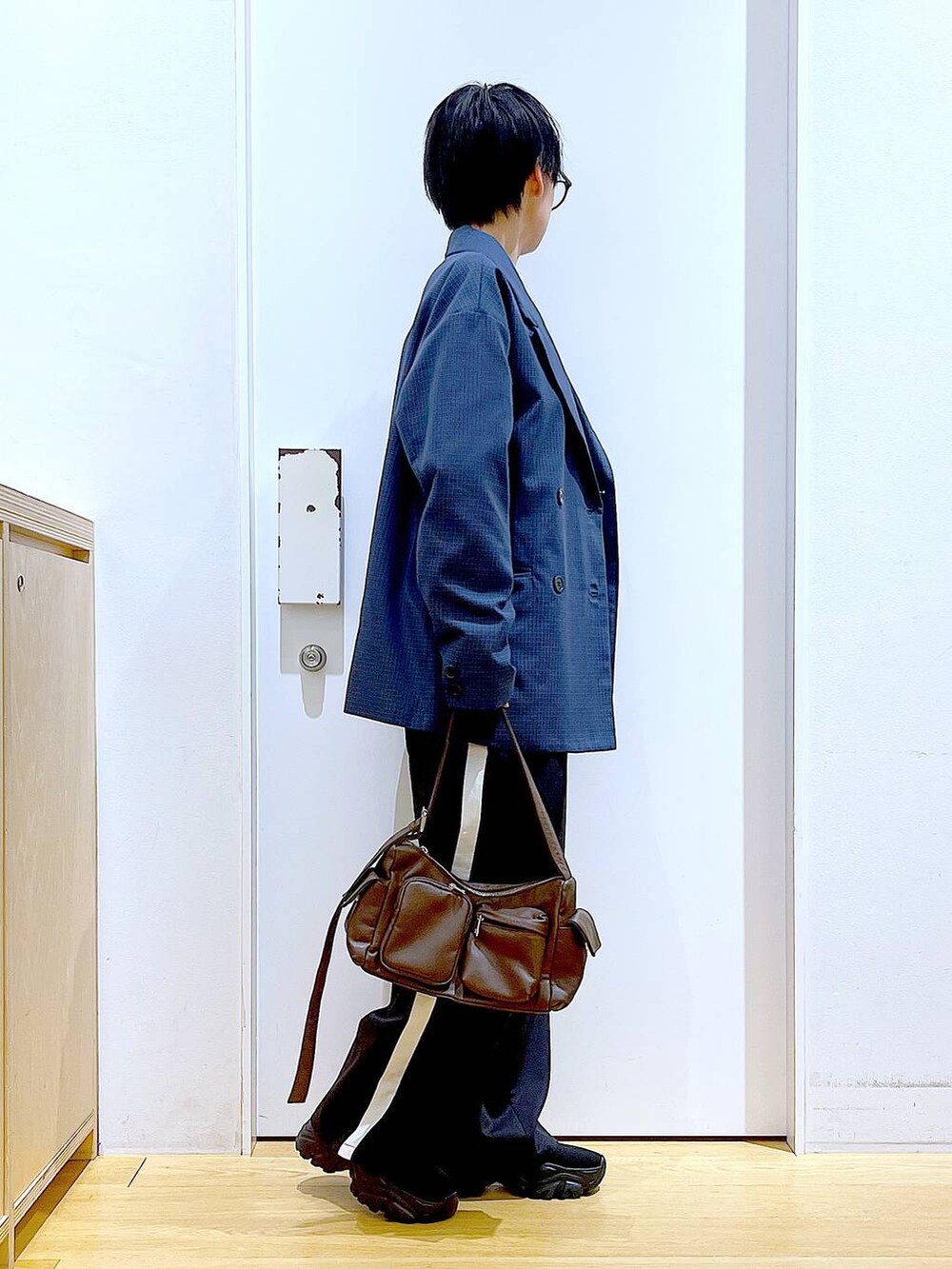 「LAKOLE、リラックス、若見え、ゆったり、休日コーデ、骨格ウェーブ、ジャケット、春アウター、スラックス、春コーデ、ショルダーバッグ、ブーツ、カジュアル、ロンT、シンプルコーデ」｜「LAKOLEのサイドラインスラックスパンツ / 131983（スラックス、ブラック系）」を使った、あおき@LAKOLE海老名さん（レディース・156cm）の冬コーディネートの4枚目の写真