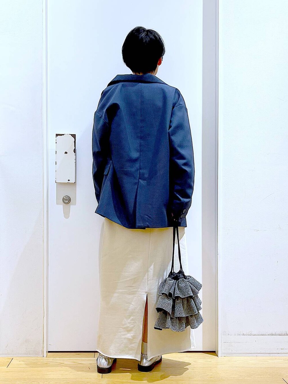 シルバー系のローファー、シルバー系のショルダーバッグ、ベージュ系のスウェットを着用したレディースの春コーディネートの5枚目の写真