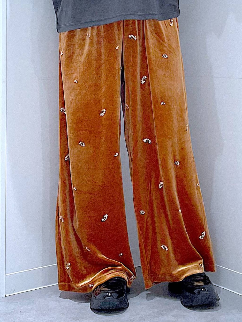 ブラック系のローファー、ブラック系のハンドバッグ、オレンジ系のその他パンツを着用したレディースの秋コーディネートの8枚目の写真