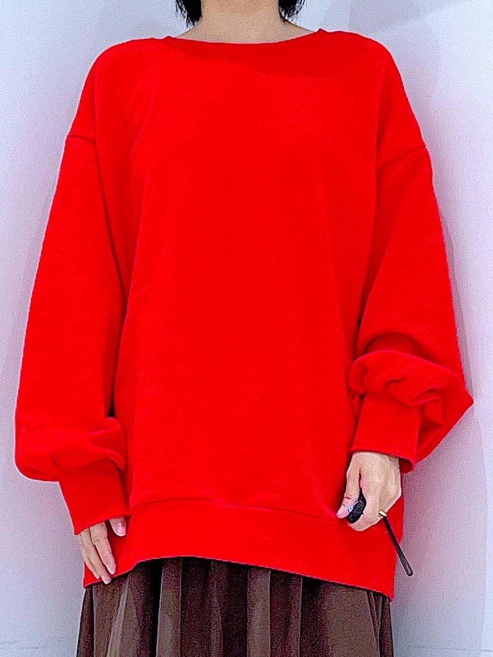 ブラック系のショルダーバッグ、ブラック系のブーツ、レッド系のスウェットを着用したレディースの秋コーディネートの7枚目の写真