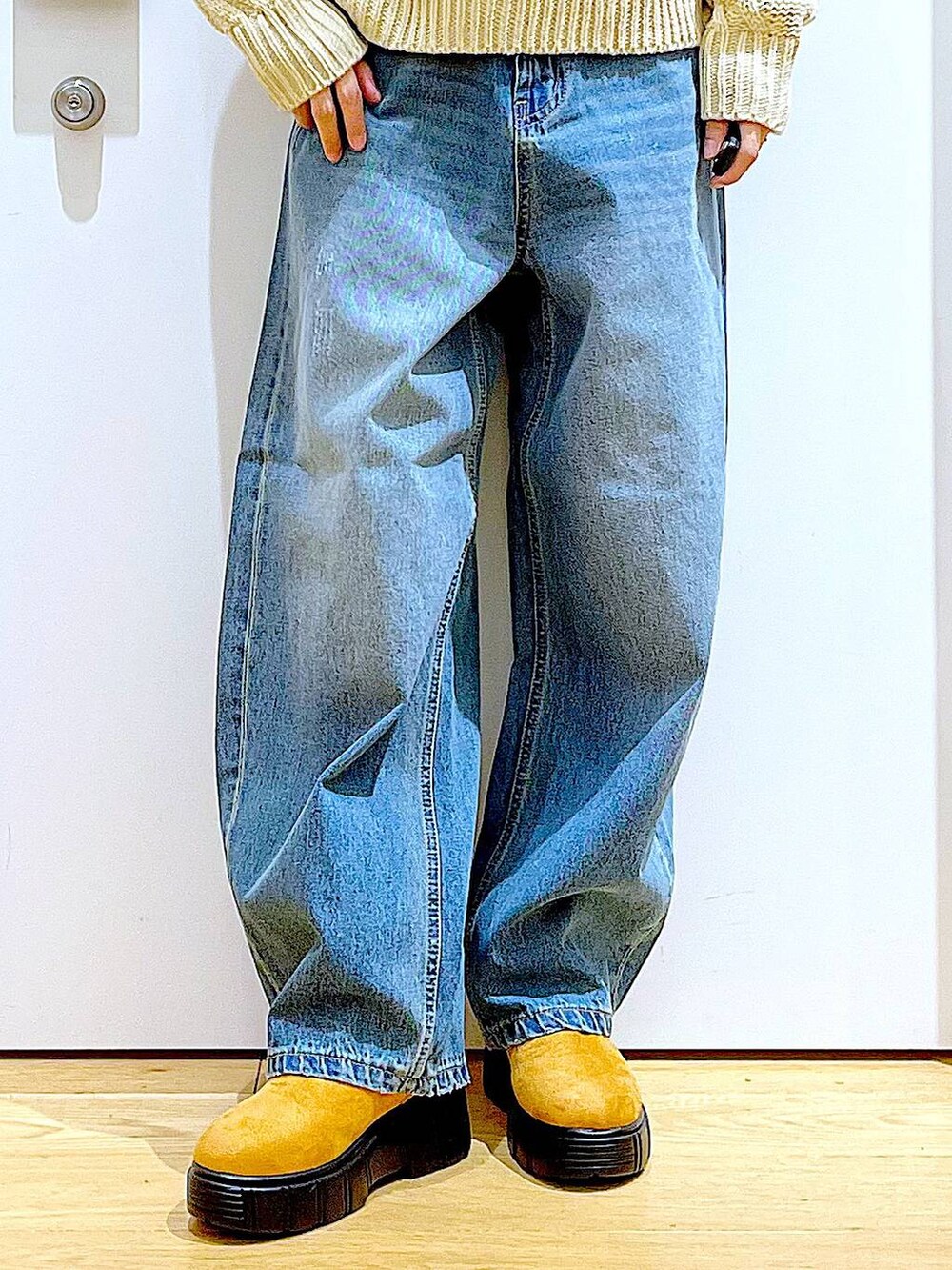 その他のトートバッグ、ブルー系のデニムパンツ、ベージュ系のブーツを着用したレディースの冬コーディネートの8枚目の写真