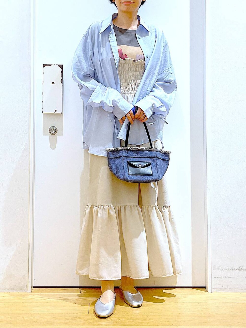 シルバー系のパンプス、ブルー系のショルダーバッグ、ブルー系のシャツ/ブラウスを着用したレディースの春コーディネートの6枚目の写真