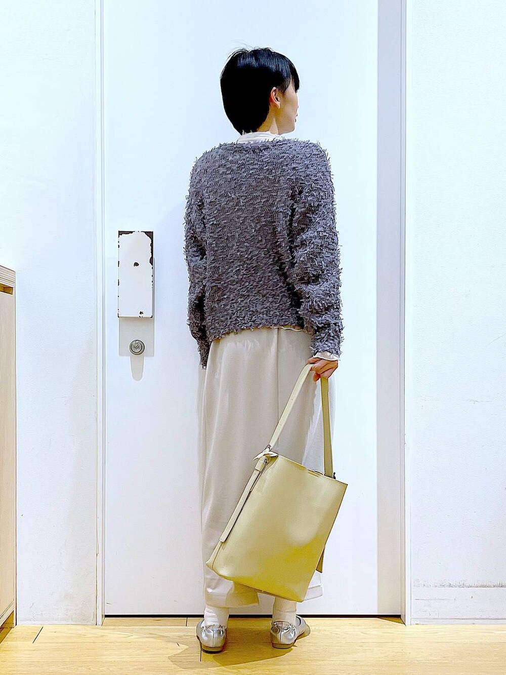 ベージュ系のTシャツ/カットソー、ホワイト系のショルダーバッグ、シルバー系のパンプスを着用したレディースの春コーディネートの5枚目の写真