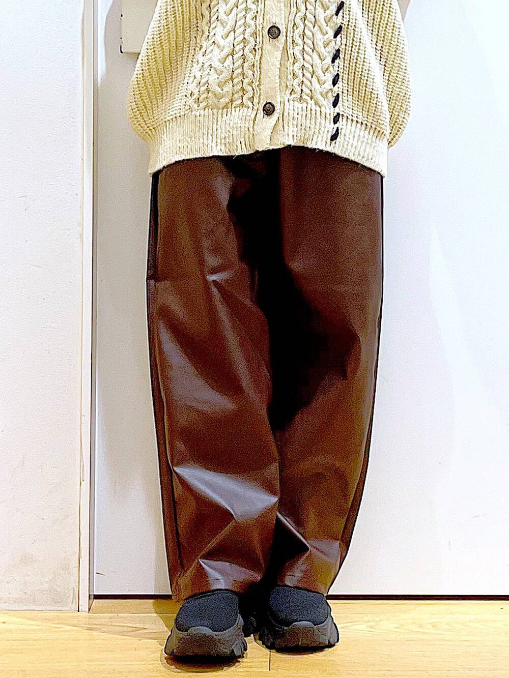 ブラック系のショルダーバッグ、グレー系のTシャツ/カットソー、ブラック系のブーツを着用したレディースの秋コーディネートの8枚目の写真