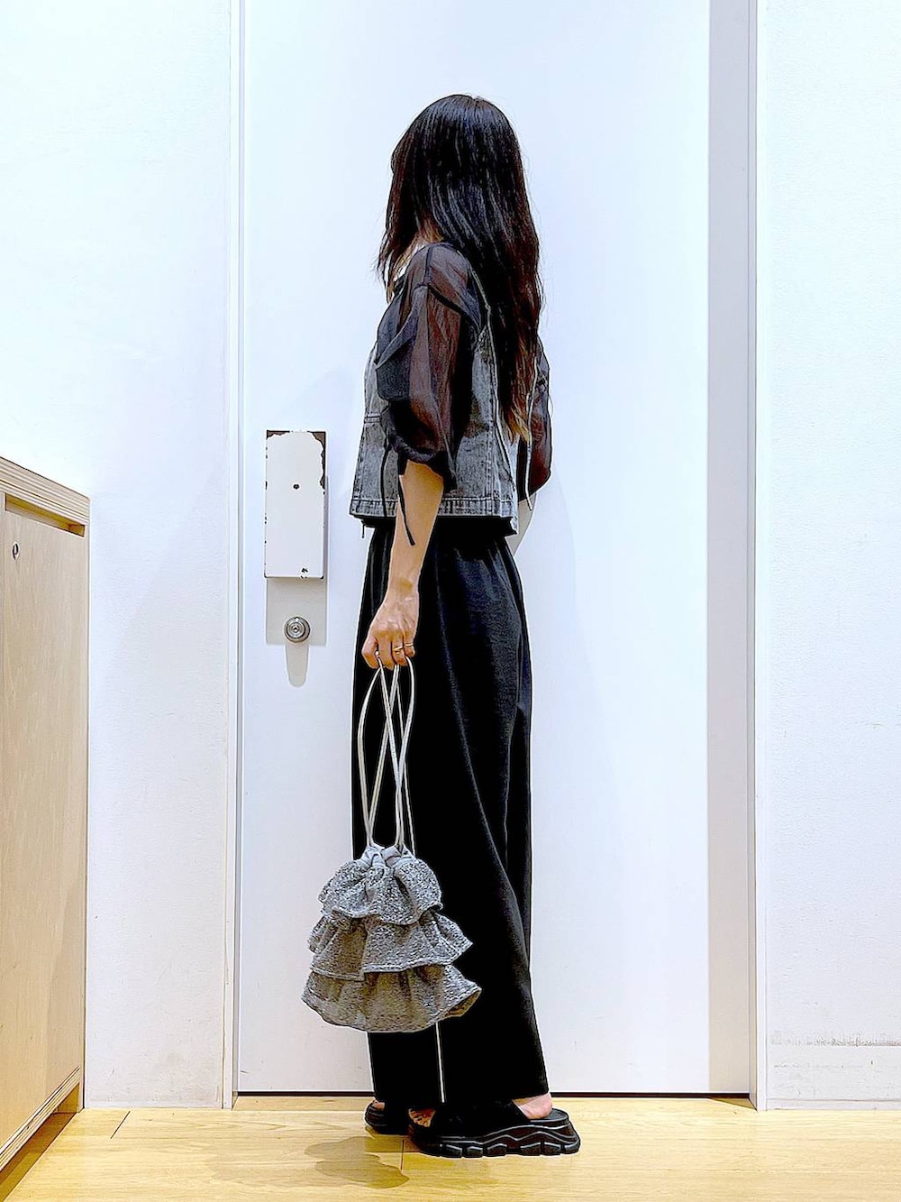 シルバー系のショルダーバッグ、ブラック系のサンダル、ブラック系のその他パンツを着用したレディースの夏コーディネートの3枚目の写真