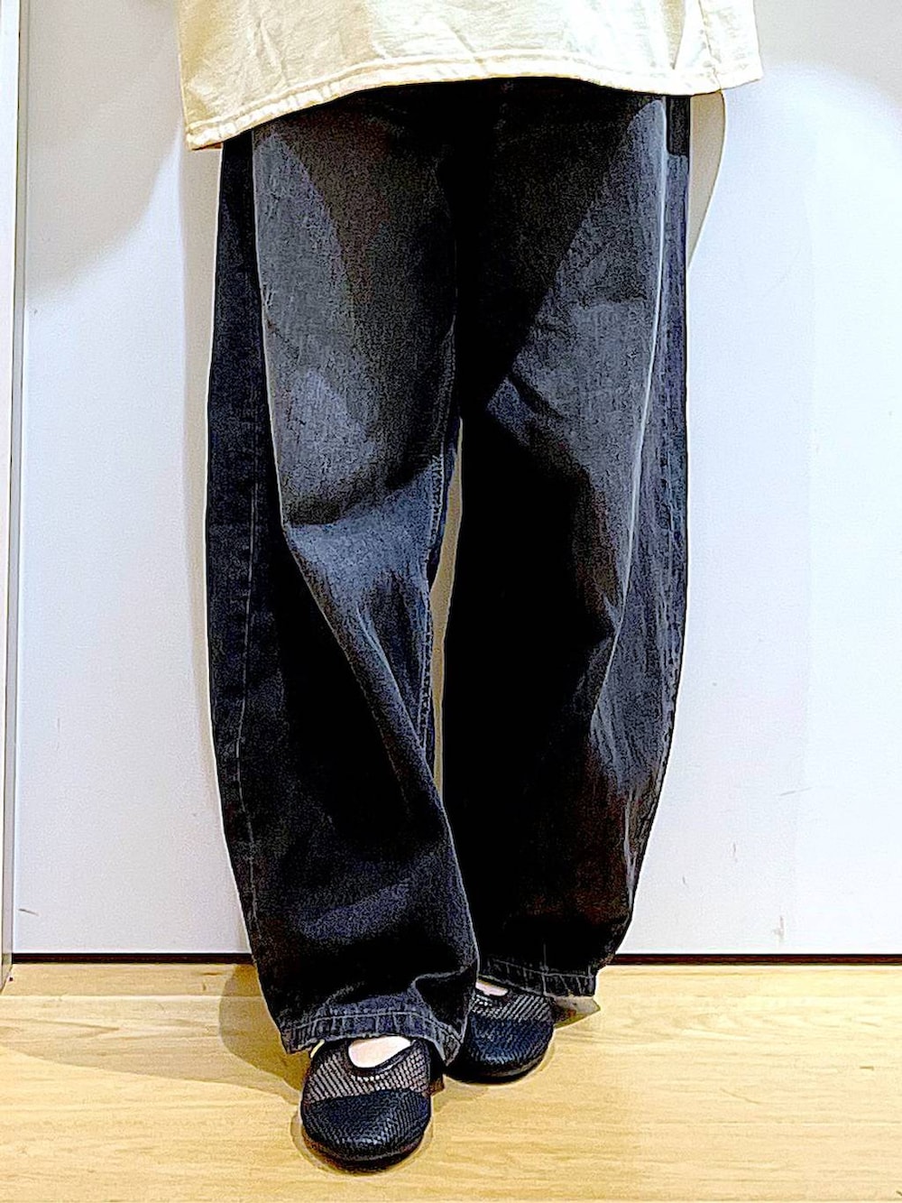 「リラックス、若見え、ゆったり、休日コーデ、骨格ウェーブ、LAKOLE、デニムパンツ、カジュアルコーデ、Tシャツ、巾着バッグ、ショルダーバッグ、おでかけ、ハット、夏コーデ、シンプルコーデ」｜「LAKOLEのカーブデニムパンツ / 134482（デニムパンツ、ブラック系）」を使った、あおき@LAKOLE海老名さん（レディース・156cm）の夏コーディネートの8枚目の写真