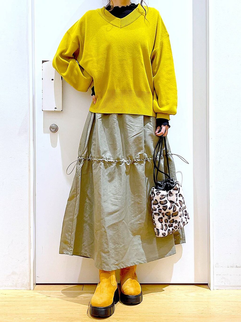 ブラック系のTシャツ/カットソー、その他のショルダーバッグ、ベージュ系のブーツを着用したレディースの冬コーディネートの6枚目の写真