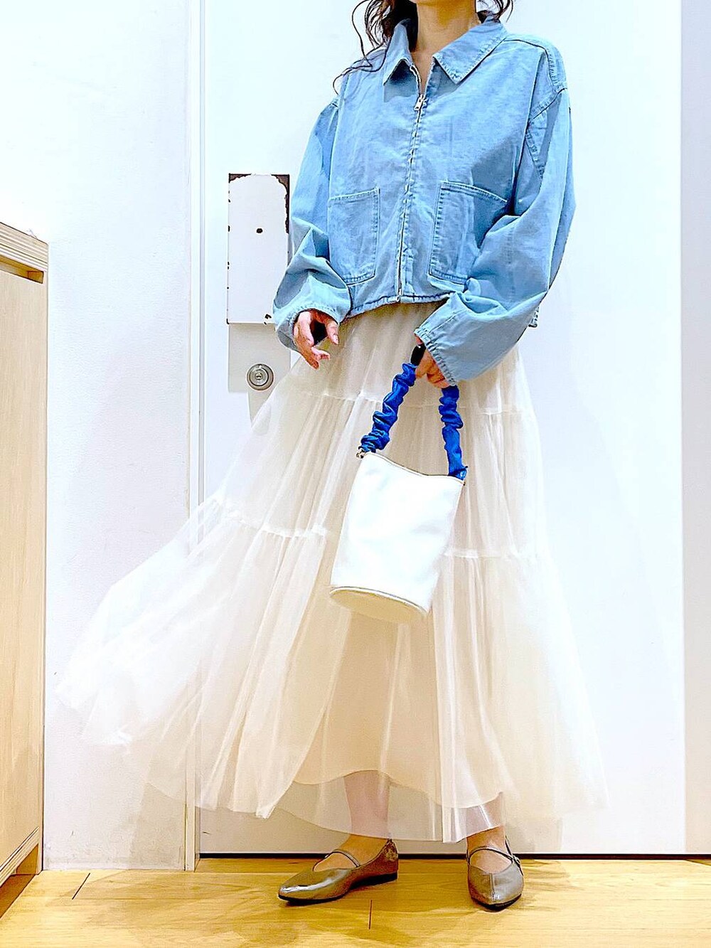 ブルー系のショルダーバッグ、ブルー系のデニムジャケット、その他のパンプスを着用したレディースの春コーディネートの6枚目の写真