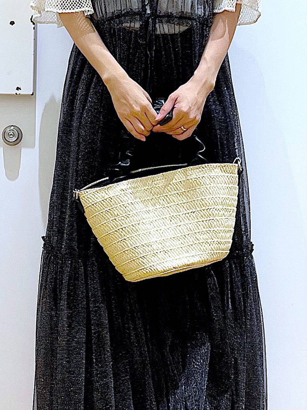 その他のワンピース、ブラック系のサンダル、ホワイト系のショルダーバッグを着用したレディースの秋コーディネートの9枚目の写真