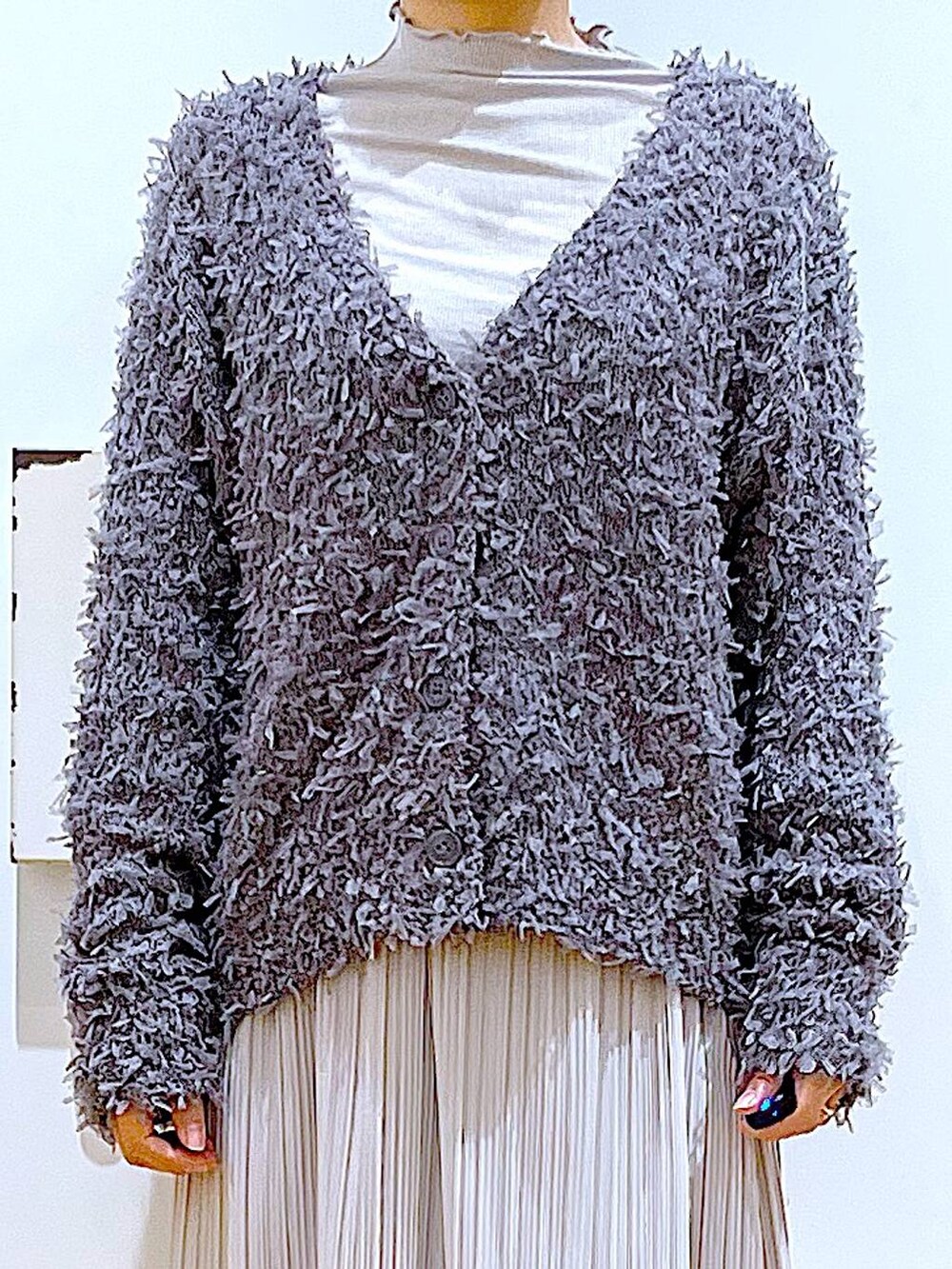 グレー系のTシャツ/カットソー、その他のショルダーバッグ、ホワイト系のパンプスを着用したレディースの春コーディネートの7枚目の写真