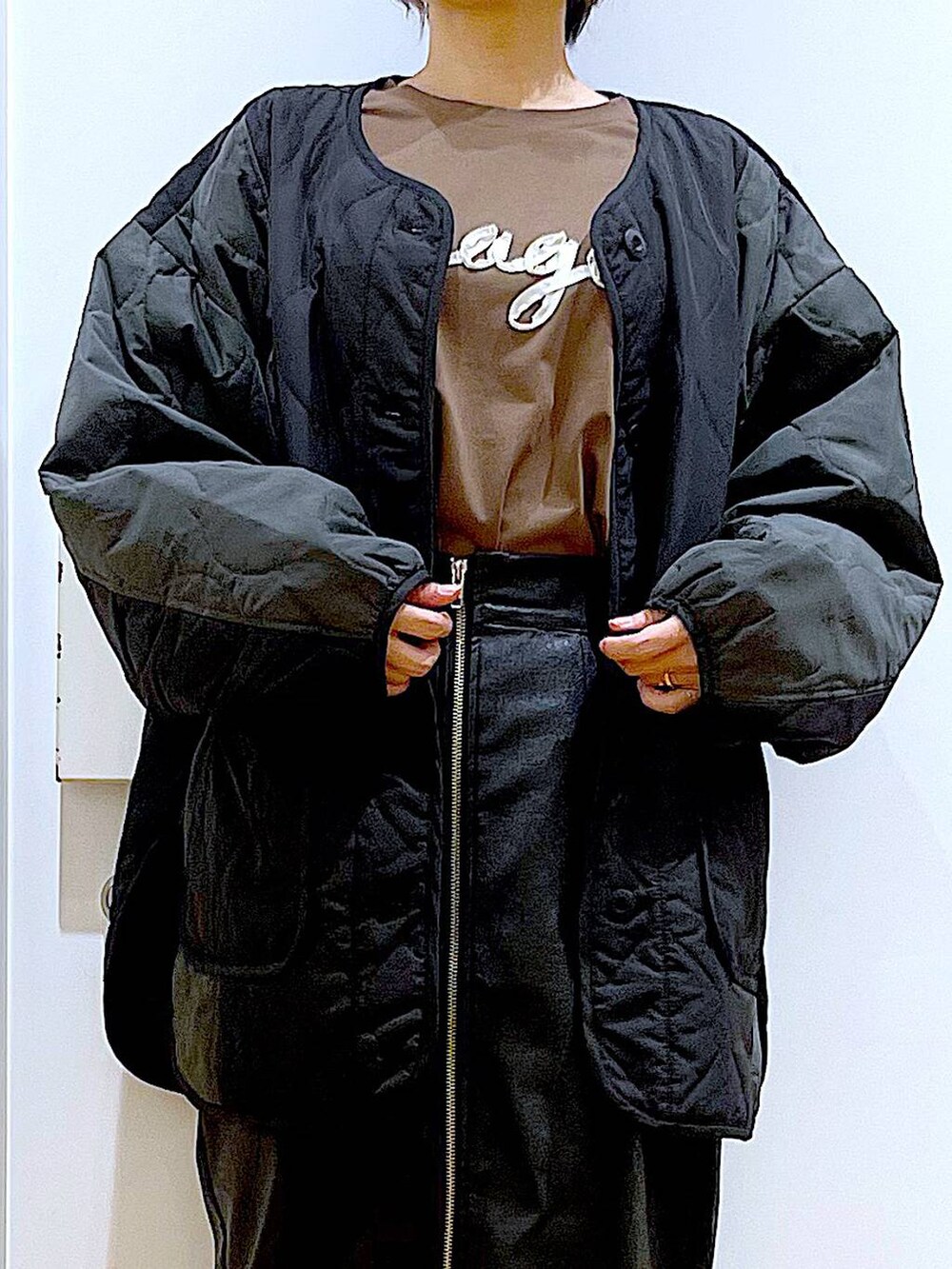 ブラック系のスカート、その他のショルダーバッグ、ブラウン系のTシャツ/カットソーを着用したレディースの秋コーディネートの7枚目の写真