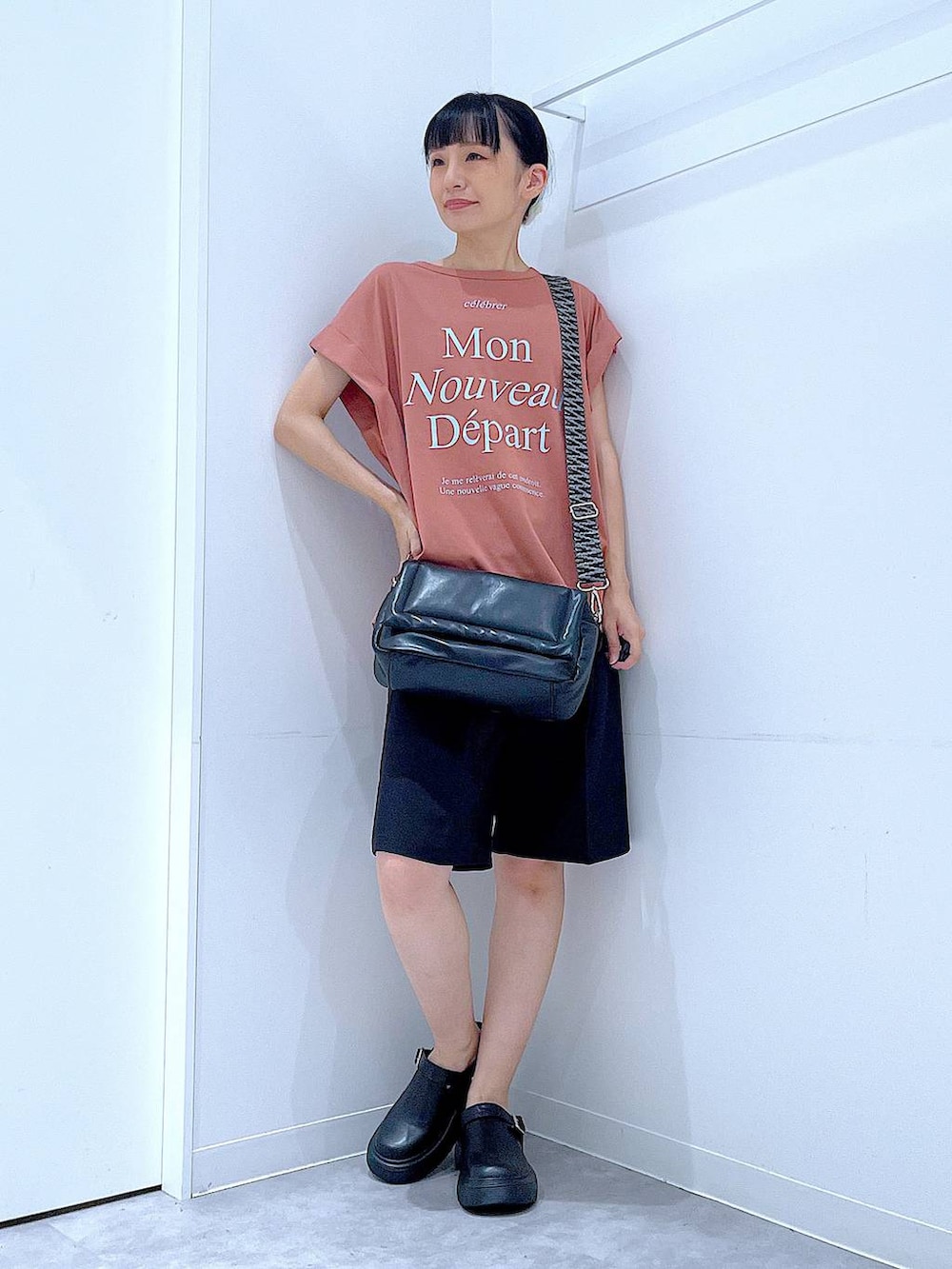 ブラウン系のTシャツ/カットソー、その他のショルダーバッグ、ブラック系のその他パンツを着用したレディースの秋コーディネートの2枚目の写真