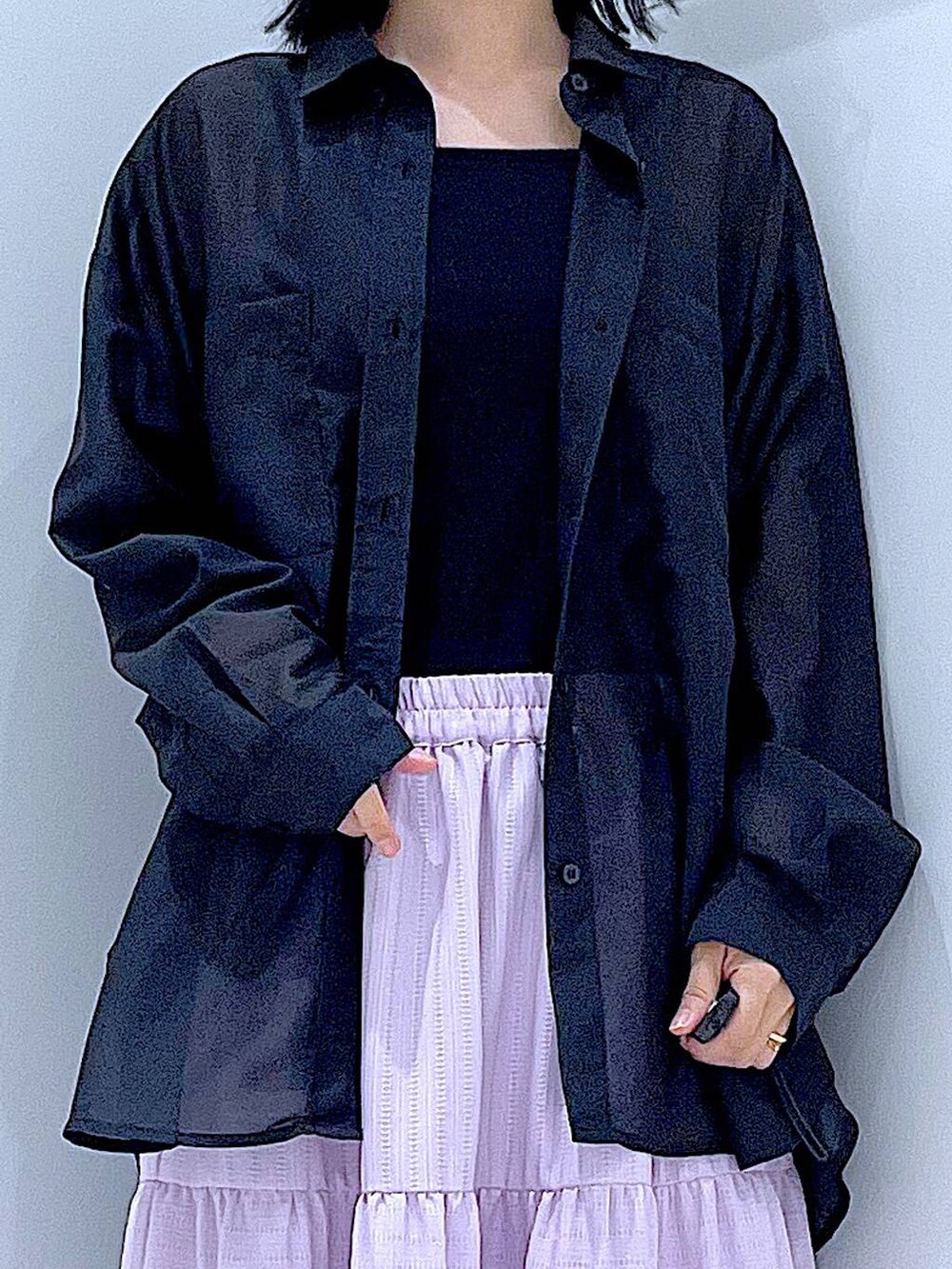 ブラック系のサンダル、ブラック系のシャツ/ブラウス、ブラック系のショルダーバッグを着用したレディースの夏コーディネートの7枚目の写真